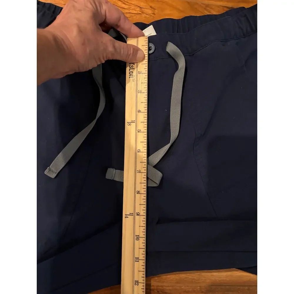 Figs cairo straight legs men’s small scrub pants in navy blue. Zipper fly