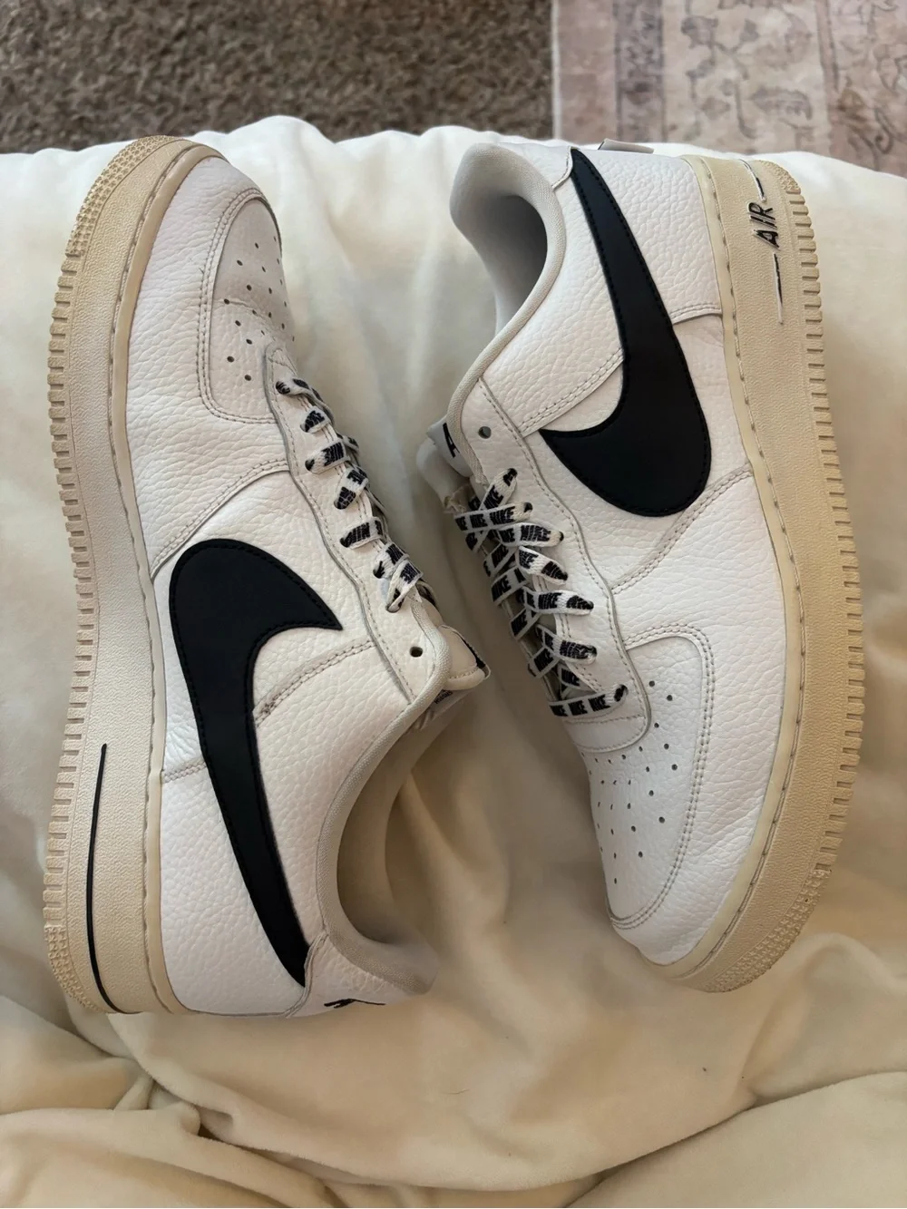 Nike White and Black Low-Top Sneakers